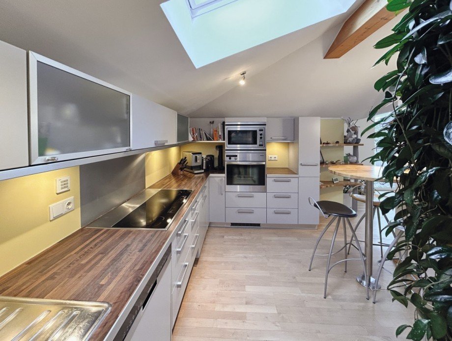 moderne Einbauk�che mit zus�tzlichem Dachfenster Penthousewohnung Saalfelden am Steinernen Meer