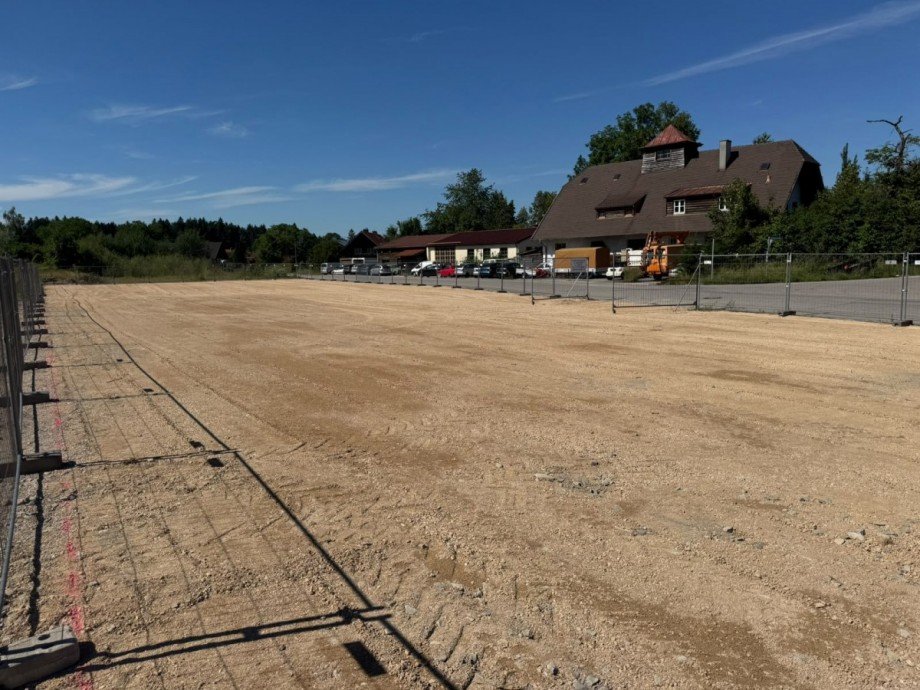 Grundst�cksfl�che mit Blick zur Stra�e Gewerbegrundst�ck Laufen