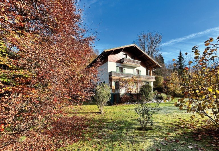 Hausansicht mit herbstlichen Traumgarten Thumersbach Einfamilienhaus Charmantes 1-2-Familienhaus mit gro�em Garten - nur wenige Schritte vom Zeller See entfernt