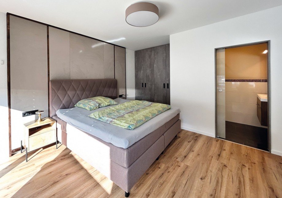 ger�umiges Schlafzimmer mit Einbaum�bel und Bad on Suite Wohnung Zell am See