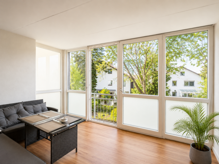 Balkon Germering Etagenwohnung Helle 1-Zimmerwohnung mit verglastem Balkon & Tiefgaragenstellplatz in Germering