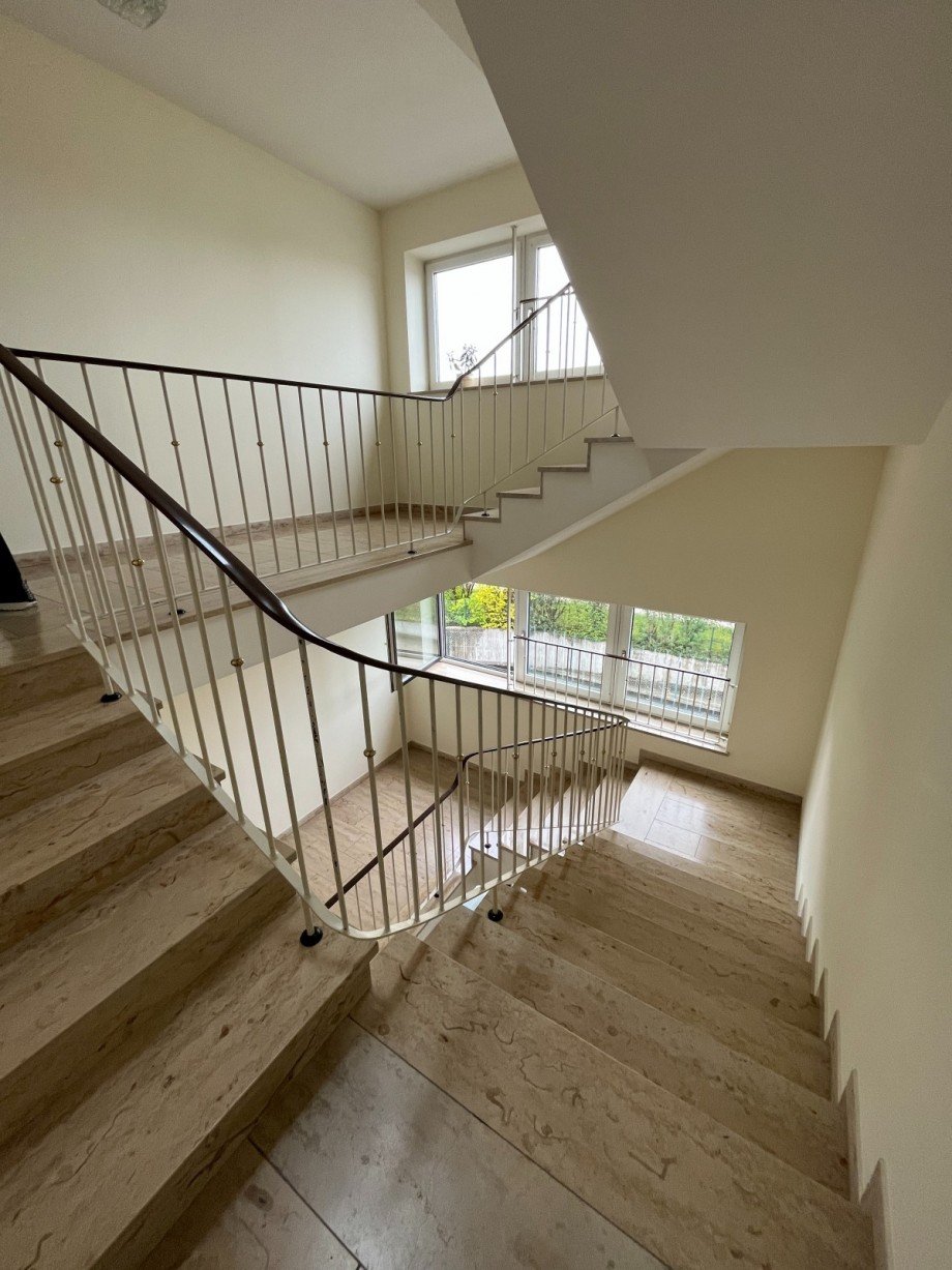 Einladendes Treppenhaus B�rofl�che Ainring