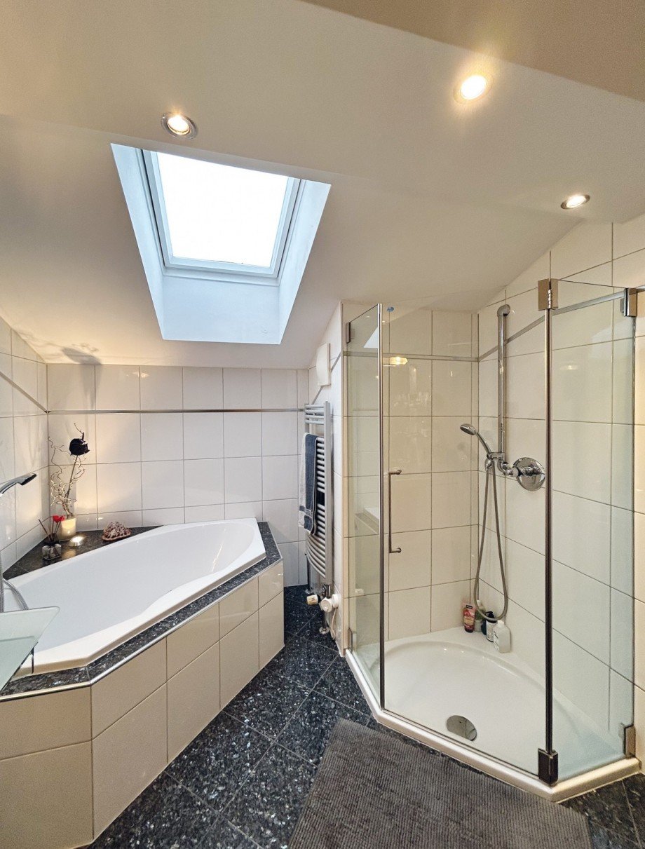 Badezimmer mit gro�er Duschkabine, Wanne und Dachfenster Penthousewohnung Saalfelden am Steinernen Meer