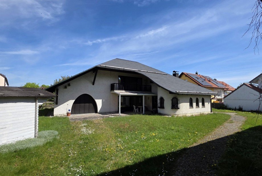 Gartenseite mit �berdachter Terrasse Einfamilienhaus Puchheim