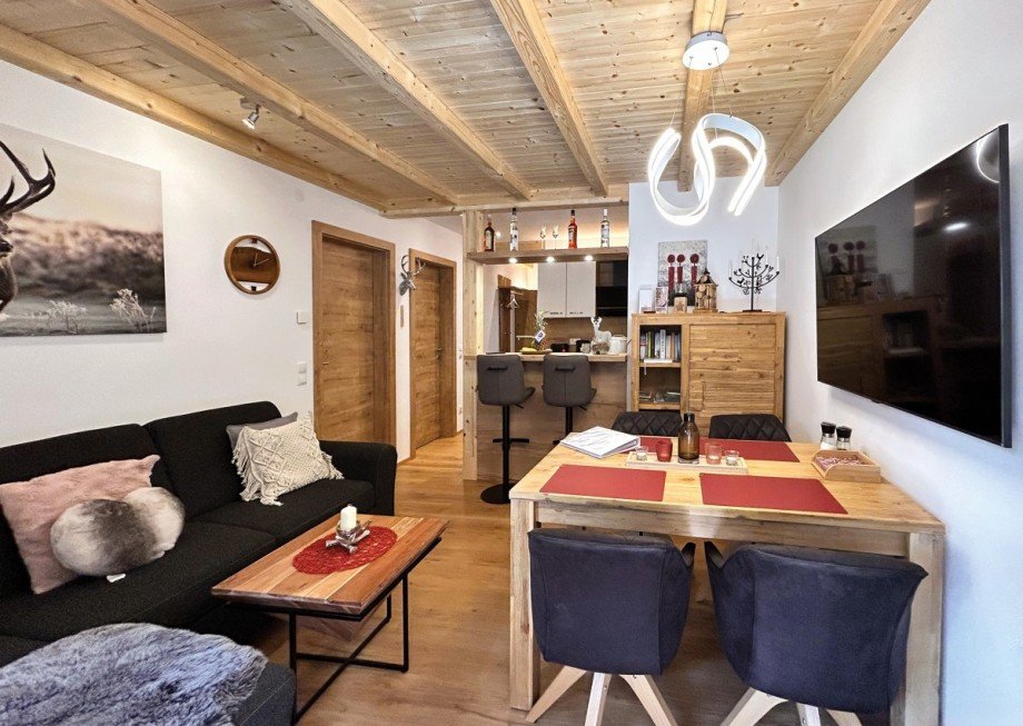 gesamter Wohnraum mit Blick zur K�che Wohnung Rauris