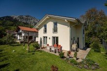 Garten mit Bergblick Modernes A+ Einfamilienhaus in ruhiger Lage von Karlstein