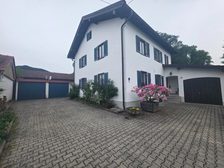Au�enansicht Frasdorf Mehrfamilienhaus Charmantes 2-Familienhaus in Frasdorf - Zwei Wohneinheiten und viel Entwicklungspotenzial