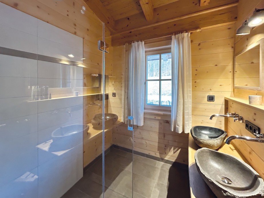 Badezimmer mit Dusche und Doppelwasschtisch Einfamilienhaus Unken