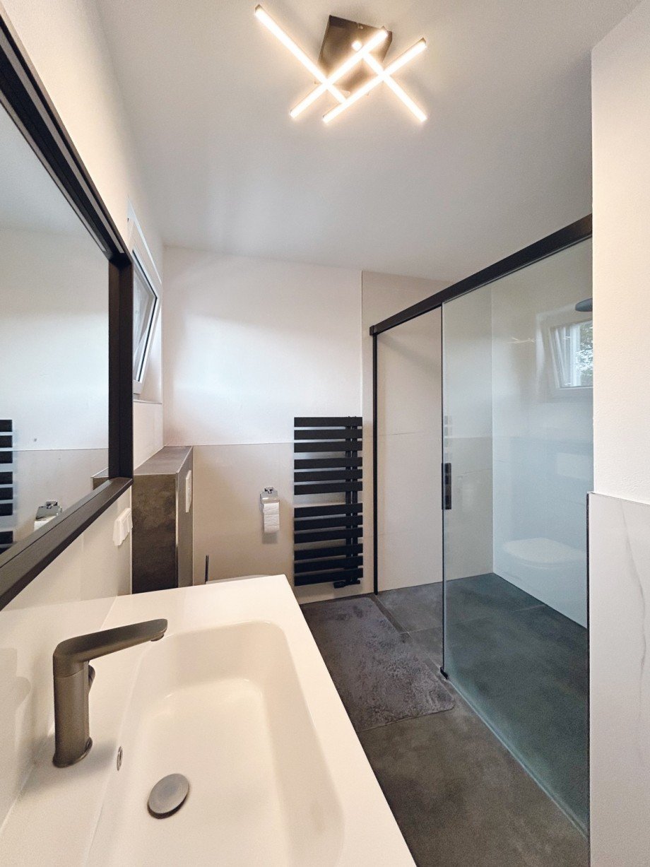 modernes Badezimmer mit XXL-Dusche Terrassenwohnung Salzburg