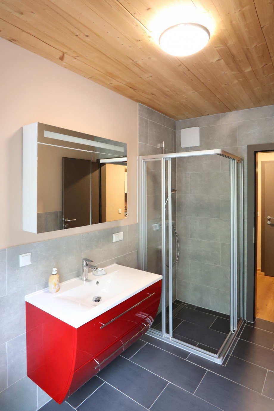 Badezimmer mit Dusche und Handtuchheizk�rper Wohnung Unken