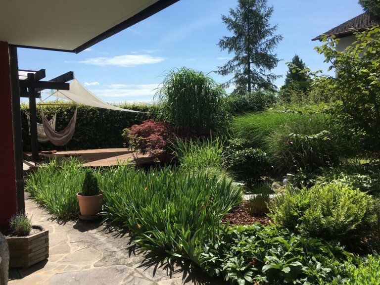 Sommerliche Ansicht Ainring Mehrfamilienhaus Ein Haus, drei Einheiten - wohnen, vermieten, entfalten