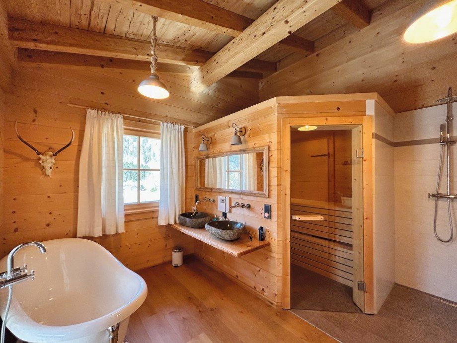 Bad en Suite mit Sauna und Dusche Einfamilienhaus Unken
