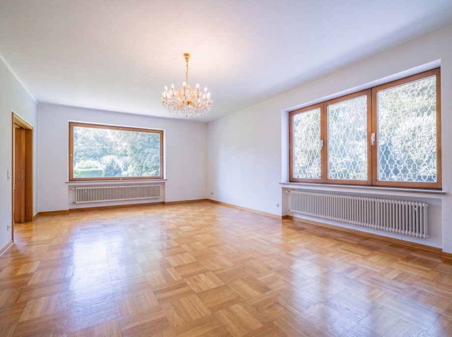 Lichtdurchflutetes Wohnzimmer (M�blierung digital entfernt) Einfamilienhaus Gr�benzell