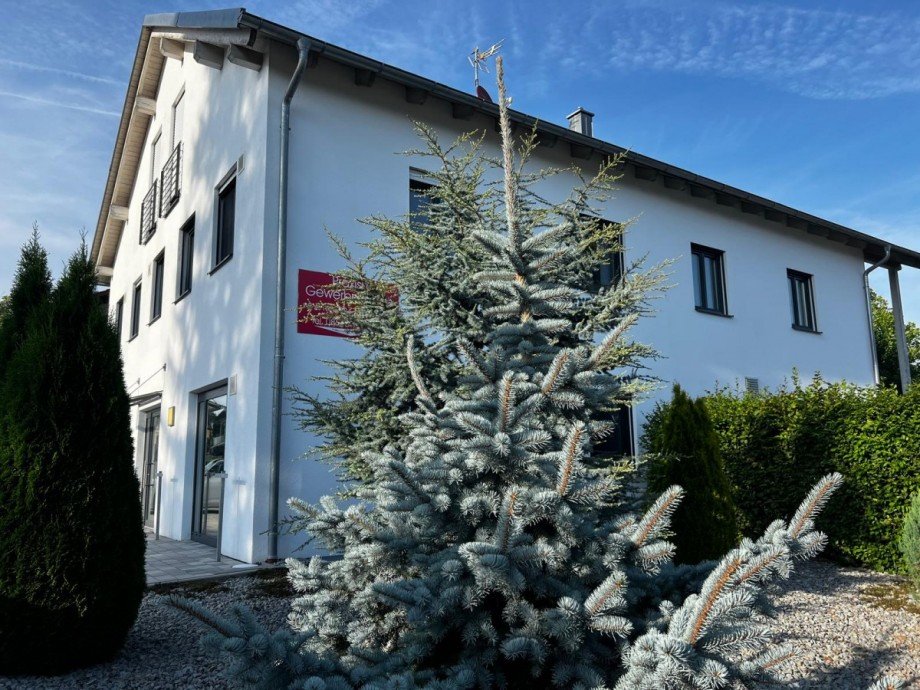 Hausansicht Stra�enseit-Gewerbeseite Mehrfamilienhaus Bad Birnbach