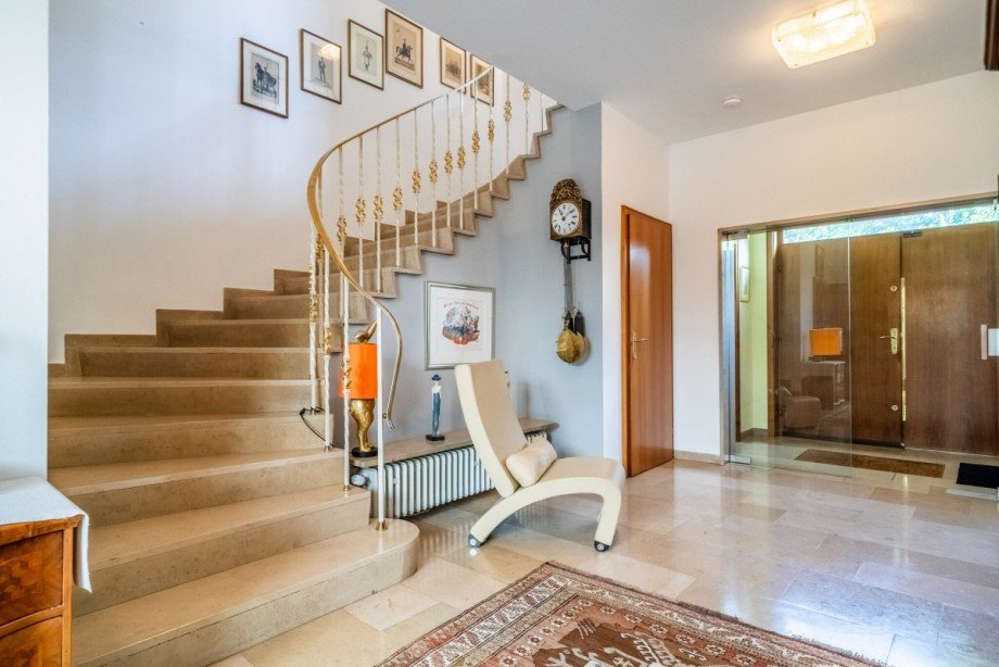 Eingangshalle mit geschwungener Treppe Einfamilienhaus Gr�benzell