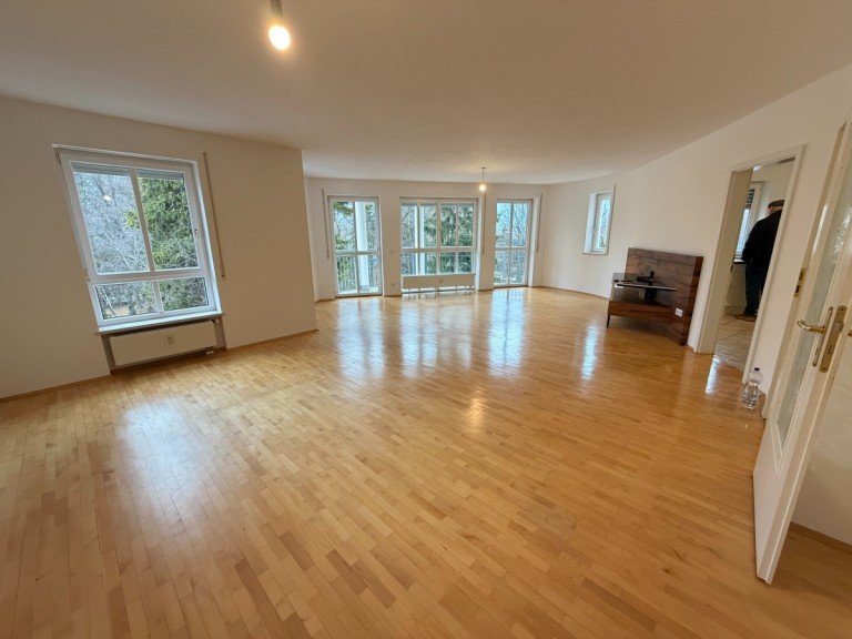 Wohnzimmer m. Blick z. Balkon Bad Reichenhall Etagenwohnung Das exklusive Domizil am Tivoli in Bad Reichenhall
