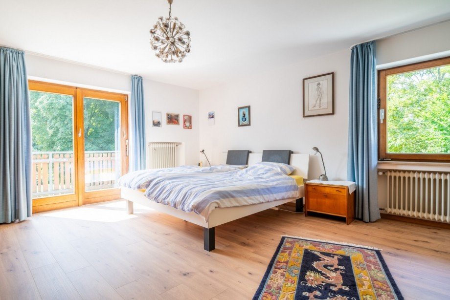 Helles Schlafzimmer mit Balkonzugang Einfamilienhaus Gr�benzell