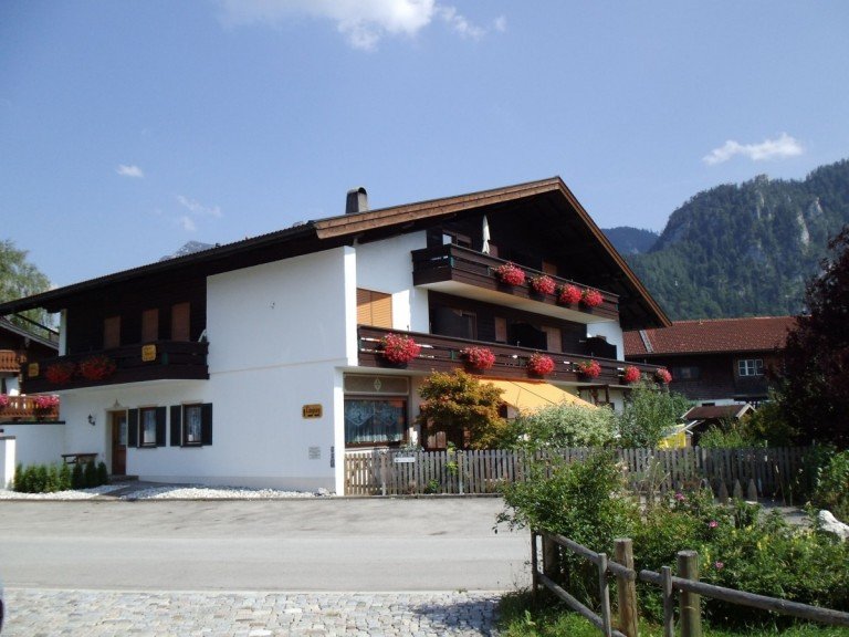 Hausansicht -Gartenseite- Inzell Wohnung Herrliches Wohnen incl. Bergpanorama in Inzell