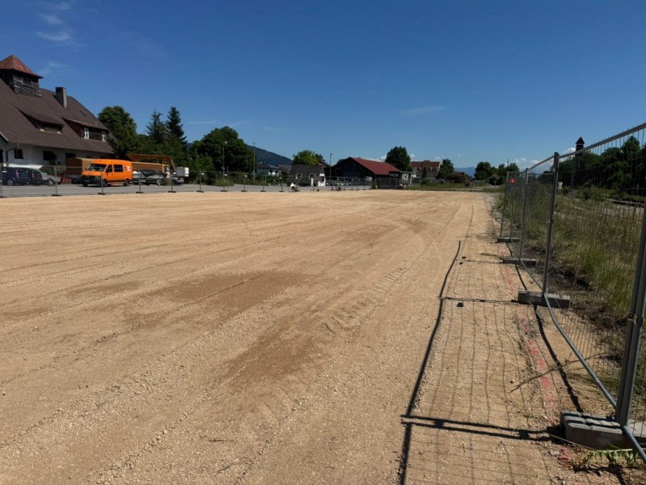 Blick �ber das Grundst�ck Richtung Nachbarbebauung Gewerbegrundst�ck Laufen